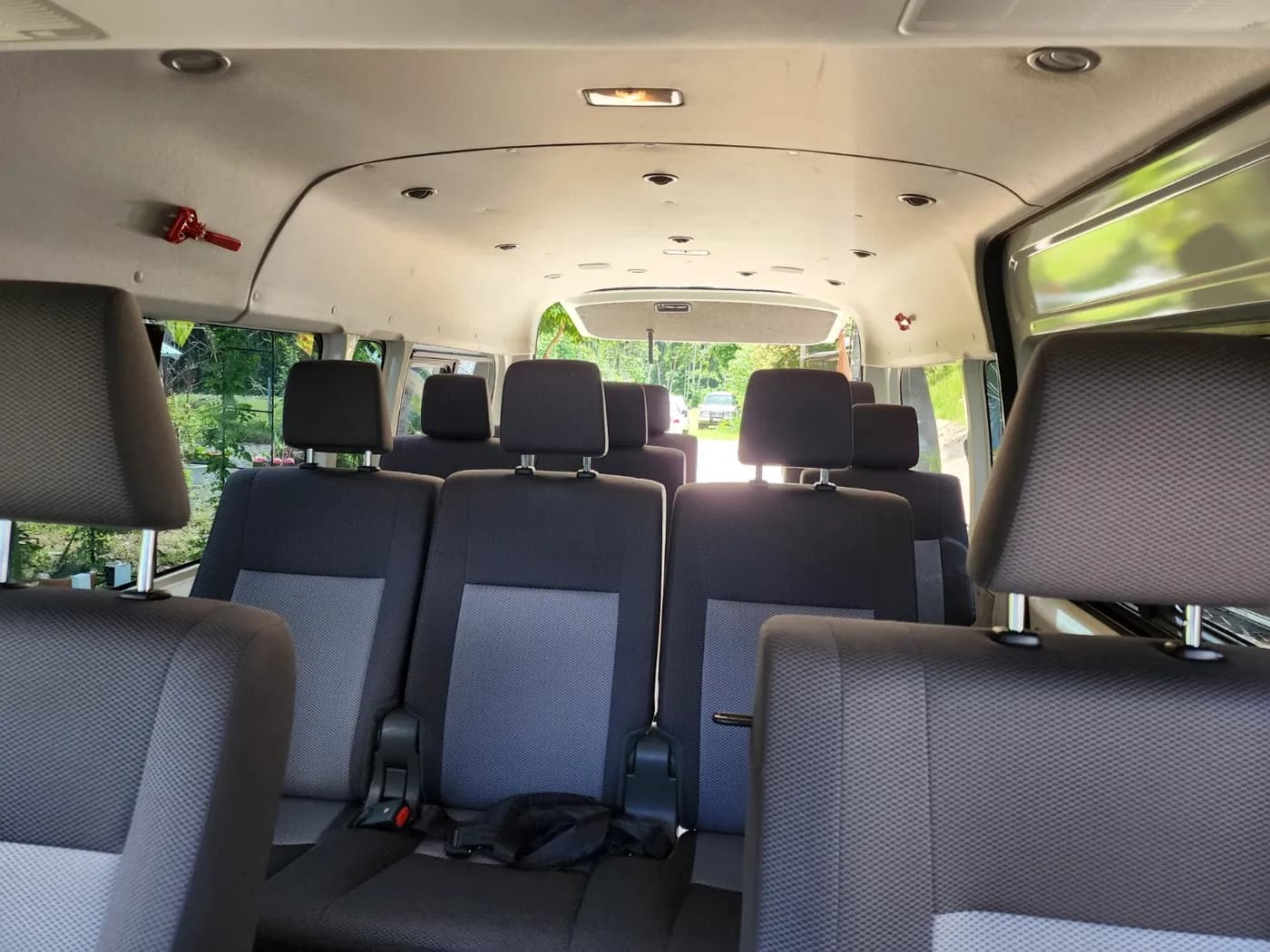 ที่นั่งผู้โดยสารรถตู้ Toyota Commuter เกาะสมุย