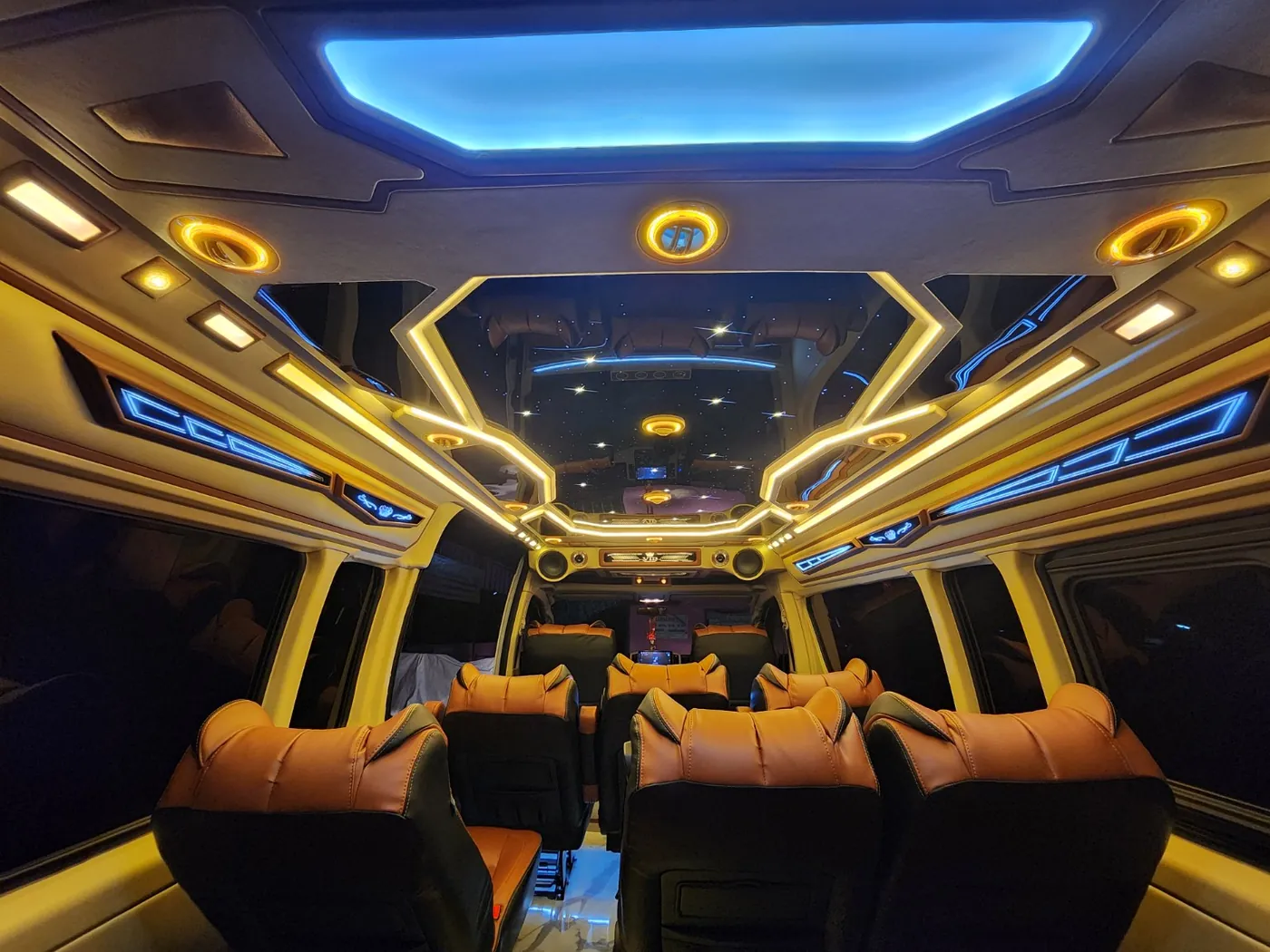 ระบบไฟและเครื่องเสียงภายในรถตู้ VIP เกาะสมุย