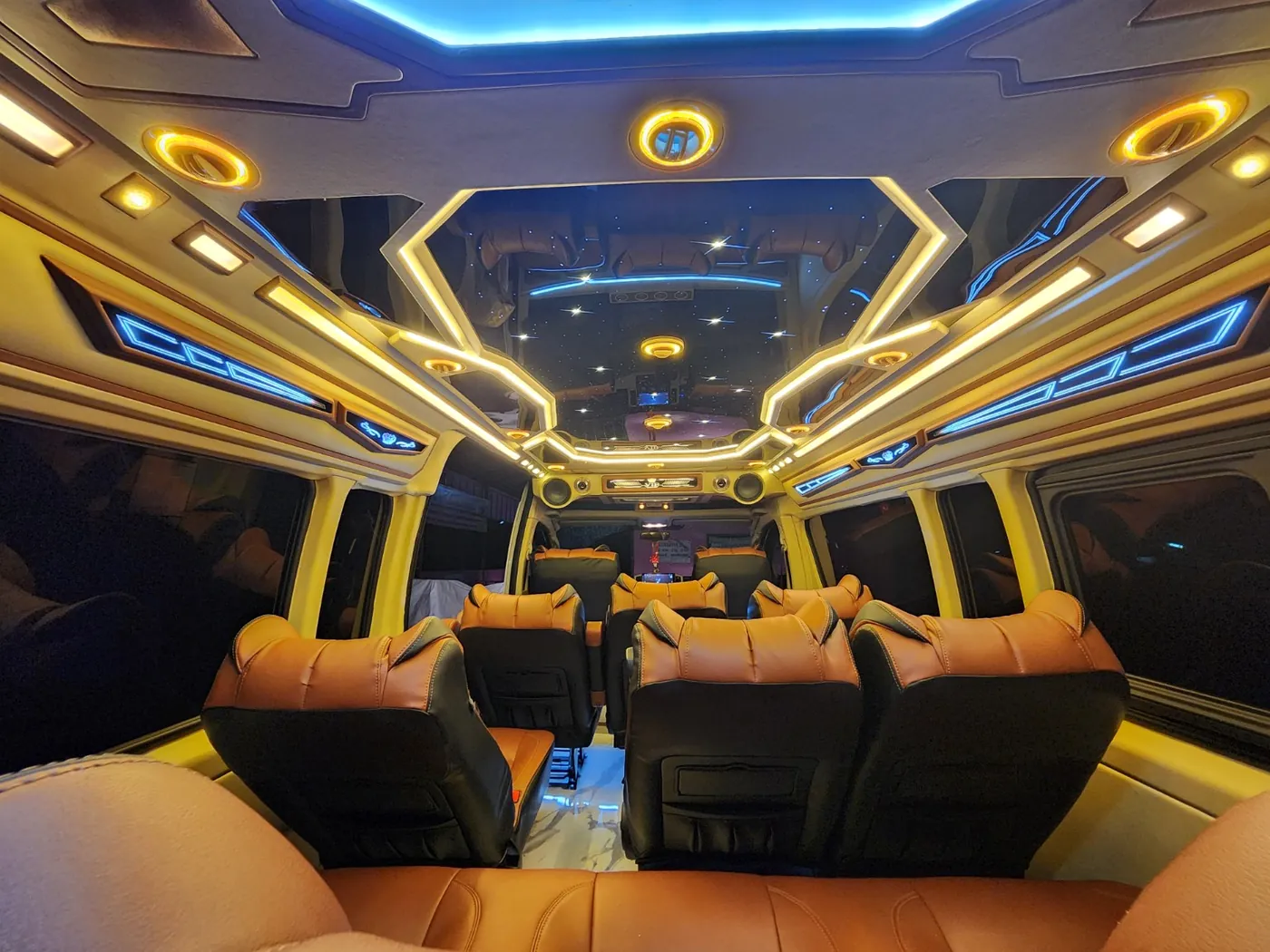 เบาะ VIP ภายในรถตู้ 10 ที่นั่ง เกาะสมุย